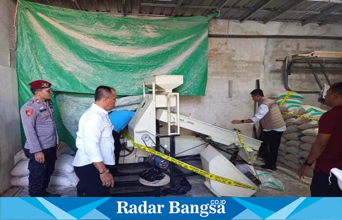 Petugas Satgas Pangan Polda NTB saat menggerebek gudang beras oplosan milik oknum ASN di BTN Pemda Dasan Geres, Lombok Barat. Dari lokasi, diamankan ribuan karung kemasan ilegal dan peralatan produksi. (ist)