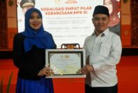 Momen penyerahan piagam oleh Ning Lia kepada Gus Barra di akhir kegiatan Sosialisasi Empat Pilar MPR RI di Pendopo Pemkab Mojokerto, Selasa (29/7/2025). (Dok foto Pribadi/Ho RadarBangsa)
