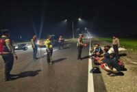 Petugas Polres Lamongan mengamankan sejumlah pemuda yang terindikasi melakukan balap liar di Jalur Lintas Utara (JLU) dalam kegiatan Patroli Harkamtibmas, Jumat malam (25/7/2025). (foto dok ho/RadarBangsa)