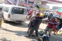 Warga terlibat adu mulut di salah satu SPBU di Jember, imbas dari kelangkaan BBM yang memicu antrean panjang dan suasana ricuh.(Dok Screnshot video)