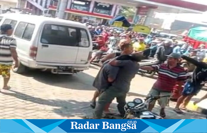 Warga terlibat adu mulut di salah satu SPBU di Jember, imbas dari kelangkaan BBM yang memicu antrean panjang dan suasana ricuh.(Dok Screnshot video)