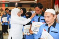 Gubernur Jawa Timur Khofifah Indar Parawansa menyerahkan langsung bantuan sosial kepada warga Tuban di Pendopo Kridho Manunggal, Senin (21/7). |Foto Dok Ho/RadarBangsa