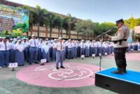 Kasubdit Bintibsos Ditbinmas Polda NTB, Kompol Dewa Made Cipta, memberikan arahan kepada siswa-siswi SMAN 2 Mataram dalam apel pagi pembinaan karakter di halaman sekolah, Senin (21/7/2025) |Foto Dok Ho/RadarBangsa