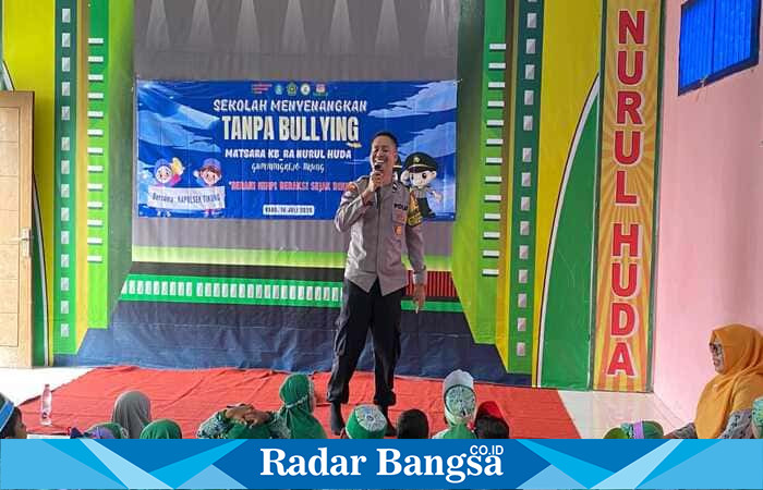 Bhabinkamtibmas Polsek Tikung, Aipda M. Fathurozi Ar, saat memberikan penyuluhan kepada siswa-siswi KB RA Nurul Huda Desa Guminingrejo dalam kegiatan MATSAMA bertema “Sekolah Menyenangkan Tanpa Bullying”, Rabu (16/7/2024). | Foto Dok Ho/RadarBangsa