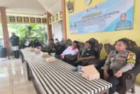 Bhabinkamtibmas Polsek Tikung Aiptu Suwawi menghadiri prosesi pelantikan pengurus Posyandu Desa Botoputih periode 2025–2030 di Balai Desa Botoputih, Kamis (17/7/2025)| Foto Dok Ho/RadarBangsa