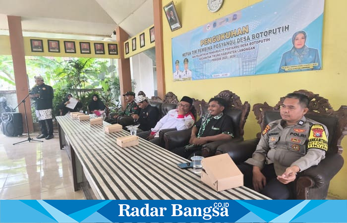 Bhabinkamtibmas Polsek Tikung Aiptu Suwawi menghadiri prosesi pelantikan pengurus Posyandu Desa Botoputih periode 2025–2030 di Balai Desa Botoputih, Kamis (17/7/2025)| Foto Dok Ho/RadarBangsa
