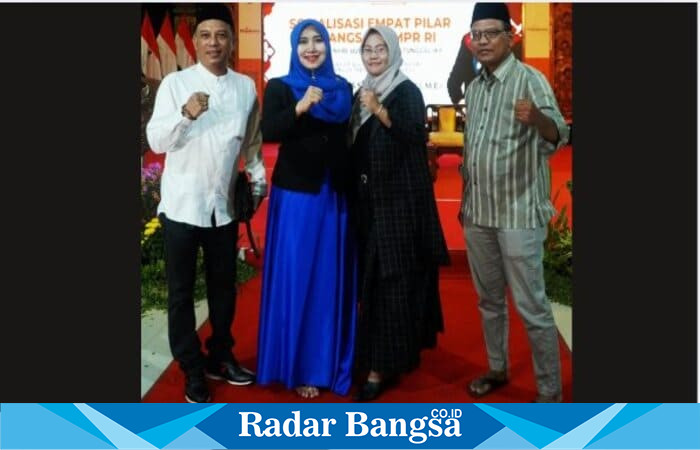 Senator DPD RI Lia Istifhama tampak tanpa alas kaki usai menghadiri kegiatan bersama konstituen. Ia mengaku melepas sepatu karena kelelahan dan lebih memilih kenyamanan. (Dok foto Pribadi)