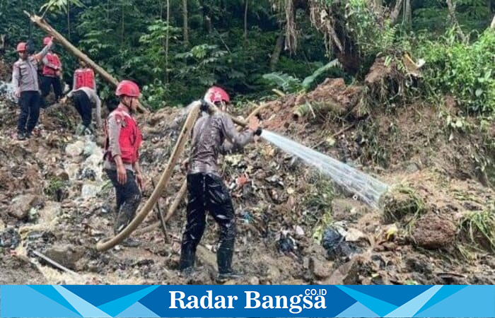 Brimob Jabar Terjunkan Personel dan Peralatan Lengkap di Lokasi Banjir | Dok Foto Ho/RadarBangsa