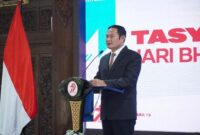 Bupati Lamongan Yuhronur Efendi memberikan apresiasi atas kinerja Polri dalam menjaga kondusifitas daerah usai mengikuti Upacara HUT Bhayangkara ke-79 di Alun-Alun Lamongan, Selasa (1/7/2025). | Dok Foto Ho/ RadarBangsa