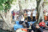 Bupati Lamongan Yuhronur Efendi bersama warga Dusun Graman mengikuti prosesi sedekah bumi dan nyadran menuju Sendrang Graman, Selasa (22/7/2025). (Foto: Dok. Pemkab Lamongan)