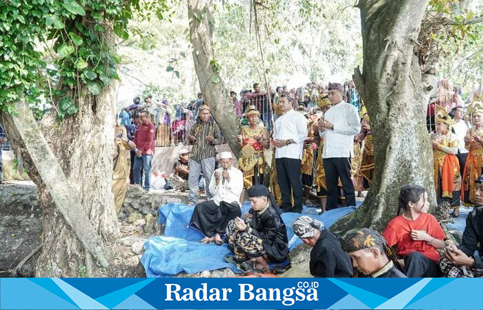Bupati Lamongan Yuhronur Efendi bersama warga Dusun Graman mengikuti prosesi sedekah bumi dan nyadran menuju Sendrang Graman, Selasa (22/7/2025). (Foto: Dok. Pemkab Lamongan)