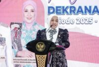 Ketua Dekranasda Lamongan, Anis Yuhronur Efendi, menyampaikan komitmennya untuk mendorong pengrajin lokal naik kelas melalui penguatan kualitas, desain, dan jejaring pasar dalam acara pengukuhan pengurus Dekranasda 2025–2030 di Pendopo Lokatantra, Selasa (29/7/2025). (Foto Dok Ho/RadarBangsa)