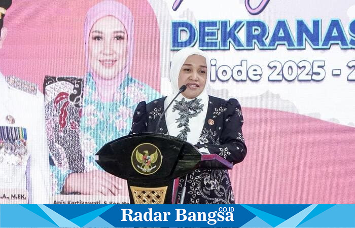 Ketua Dekranasda Lamongan, Anis Yuhronur Efendi, menyampaikan komitmennya untuk mendorong pengrajin lokal naik kelas melalui penguatan kualitas, desain, dan jejaring pasar dalam acara pengukuhan pengurus Dekranasda 2025–2030 di Pendopo Lokatantra, Selasa (29/7/2025). (Foto Dok Ho/RadarBangsa)