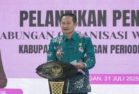Bupati Lamongan Yuhronur Efendi saat melantik 28 pengurus Gabungan Organisasi Wanita (GOW) Kabupaten Lamongan periode 2025–2030 di Pendopo Lokatantra, Kamis (31/7/2025). (Foto Dok Ho/RadarBangsa)