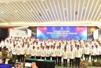 Bupati Lamongan Yuhronur Efendi bersama jajaran kepala daerah se-Indonesia usai dikukuhkan sebagai pengurus Apkasi masa bakti 2025–2030 oleh Menteri Dalam Negeri Tito Karnavian, Kamis (17/7/2025) di Grand Sahid Jaya Hotel, Jakarta Pusat. | Foto Dok Ho/RadarBangsa