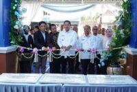 Bupati Lamongan Yuhronur Efendi (tengah) meresmikan tiga kantor cabang PT BPR Bank Daerah Lamongan (BDL) di Babat, Mantup, dan Karanggeneng, Rabu (23/7/2025). Peresmian digelar di Kantor Cabang BDL Babat dan disiarkan secara daring ke dua lokasi lainnya. (Foto: Dok. Prokopim)
