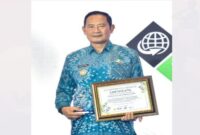 Bupati Lamongan Yuhronur Efendi menerima langsung penghargaan Adi Praja Satwa Sewaka Utama dalam ajang Indolivestock Innovation Awards 2025 di Grand City Convex Surabaya, Rabu (2/7). | Dok foto Ho/ RadarBangsa
