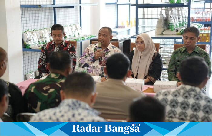 Bupati Sleman Harda Kiswaya (pegang mikrofon) didampingi jajaran perangkat daerah saat memberikan arahan dalam kunjungan kerja ke Koperasi Desa Merah Putih (KDMP) di Kalurahan Sidomulyo, Godean, Jumat (11/7/2025). | Foto Dok Ho/ RadarBangsa