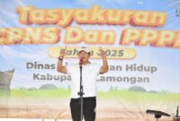 Bupati Lamongan Yuhronur Efendi saat memberikan sambutan dalam tasyakuran ASN DLH Lamongan. | Foto Dok Prokopim Kabupaten Lamongan 