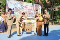Bupati Lamongan Yuhronur Efendi (Pak Yes) memukul gong sebagai simbol dimulainya kegiatan MPLS 2025 di SMP Negeri 1 Lamongan, Senin (14/7/2025). Foto Dok Ho/RadarBangsa