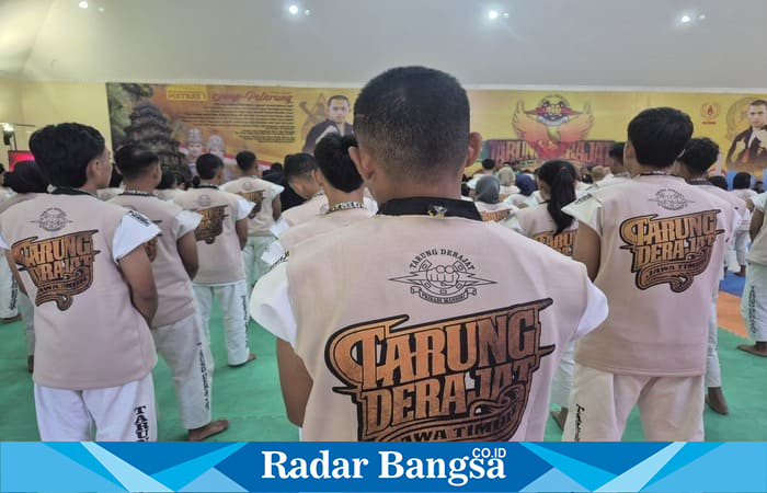 Atlet Tarung Derajat Kota Batu, Aprillisya, tampil gemilang saat mengalahkan lawannya dari Sidoarjo di kelas 40,1–45 kg putri dengan skor 3-0 pada Porprov IX Jatim 2025 yang digelar di Hotel Ciptaningati, Rabu (2/7/2025). | Dok Foto Ho/RadarBangsa
