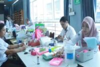 Direktur RSUD H. Moh. Ruslan Kota Mataram, dr. Hj. NK Eka Nurhayati, Sp.O.G., Subsp.F.E.R., M.Kes., M.Sc., memimpin pemaparan inovasi Si-Mokel dalam rapat internal penguatan sistem pengawasan obat berbasis digital, Selasa (21/7/2025). | Foto Dok Ho/RadarBangsa
