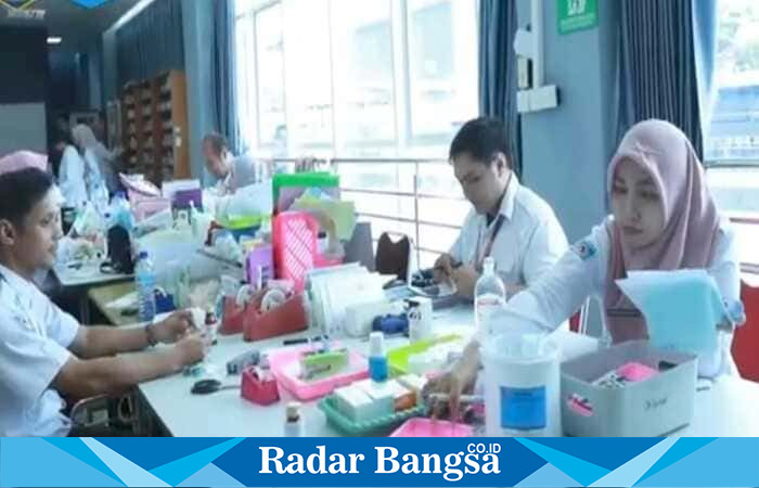 Direktur RSUD H. Moh. Ruslan Kota Mataram, dr. Hj. NK Eka Nurhayati, Sp.O.G., Subsp.F.E.R., M.Kes., M.Sc., memimpin pemaparan inovasi Si-Mokel dalam rapat internal penguatan sistem pengawasan obat berbasis digital, Selasa (21/7/2025). | Foto Dok Ho/RadarBangsa