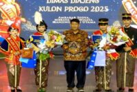 Bupati Kulonprogo Agung Setyawan bersama para pemenang Dimas Diajeng 2025 usai prosesi penobatan di Taman Budaya Kulonprogo, Sabtu (12/7/2025) malam. | Foto Dok Ho/RadarBangsa