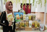 Senator DPD RI asal Jawa Timur, Lia Istifhama, berdialog dengan pelaku UMKM. Ia menyoroti pentingnya keterlekatan antara aspek sosial dan ekonomi dalam memperkuat usaha masyarakat. | Foto Dok Ho/RadarBangsa