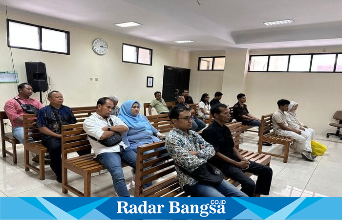 Direktur PT Pueser Bumi Sejahtera, Touristi Hindriya, saat menjalani sidang putusan di Pengadilan Tipikor Yogyakarta, Rabu (30/7/2025). Ia divonis 4 tahun penjara dan denda Rp200 juta dalam kasus penambangan ilegal di tanah kas desa Sampang, Gunungkidul.
Foto: Dok.HO/Radarbangsa.co.id