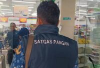 Tim Satgas Pangan Lamongan memeriksa kemasan beras premium yang terindikasi oplosan di gerai ritel. | Foto Dok Ho/RadarBangsa