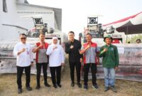 Gubernur Jawa Timur Khofifah Indar Parawansa didampingi Bupati Tuban Aditya Halindra Faridzky menyerahkan bantuan alat dan mesin pertanian (alsintan) kepada perwakilan Gapoktan di Desa Temandang, Kecamatan Merakurak, Senin (21/7/2025). (Foto Dok Ho/RadarBangsa)