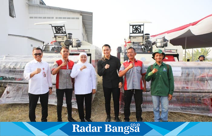 Gubernur Jawa Timur Khofifah Indar Parawansa didampingi Bupati Tuban Aditya Halindra Faridzky menyerahkan bantuan alat dan mesin pertanian (alsintan) kepada perwakilan Gapoktan di Desa Temandang, Kecamatan Merakurak, Senin (21/7/2025). (Foto Dok Ho/RadarBangsa)