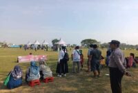 Personel Polsek Tikung berjaga di sisi lapangan saat turnamen ASSLI CUP VI berlangsung di Desa Tambakrigadung, Sabtu (19/7/2025). | Foto Dok Ho/RadarBangsa