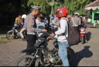 Petugas Satlantas Polres Probolinggo melakukan penindakan terhadap pelanggar lalu lintas dalam Operasi Patuh Semeru 2025. (ist)