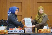 Wakil Wali Kota Probolinggo Ina Dwi Lestari menyampaikan jawaban eksekutif atas pandangan umum fraksi-fraksi DPRD dalam rapat paripurna pembahasan Raperda Perubahan APBD 2025, Sabtu (26/7/2025). (Foto Dok Foto /Ho RadarBangsa)