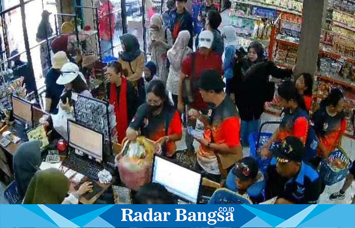 Suasana di salah satu toko oleh-oleh di Kota Mataram yang dipadati peserta FORNAS VIII NTB 2025. Sejak pembukaan acara, penjualan oleh-oleh lokal mengalami lonjakan signifikan. (Foto Dok Ho/RadarBangsa)