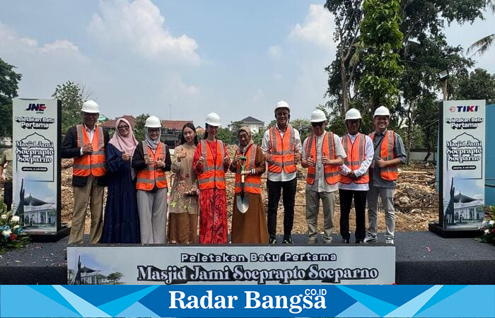 Foto bersama keluarga besar Almarhum H. Soeprapto Soeparno dalam acara peletakan batu pertama Masjid Jami Soeprapto Soeparno, Sabtu (5/7). Hadir di antaranya Hj. Nuraini Soeprapto (keenam dari kiri), M. Feriadi Soeprapto (kedelapan dari kiri), Ahmad Yuniarto (ketujuh dari kiri), Yulina Hastuti (kelima dari kiri), serta para kontraktor pembangunan.
Dok. JNE/RadarBangsa