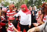 Gubernur Jawa Timur Khofifah Indar Parawansa menyapa ribuan anak-anak peserta Peringatan Hari Anak Nasional 2025 di Kebun Raya Purwodadi, Pasuruan, Selasa (29/7/2025). (Foto Dok Ho/RadarBangsa)