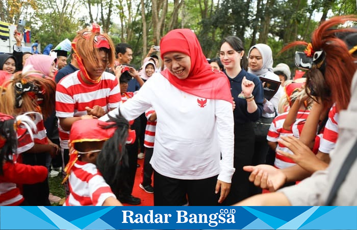 Gubernur Jawa Timur Khofifah Indar Parawansa menyapa ribuan anak-anak peserta Peringatan Hari Anak Nasional 2025 di Kebun Raya Purwodadi, Pasuruan, Selasa (29/7/2025). (Foto Dok Ho/RadarBangsa)