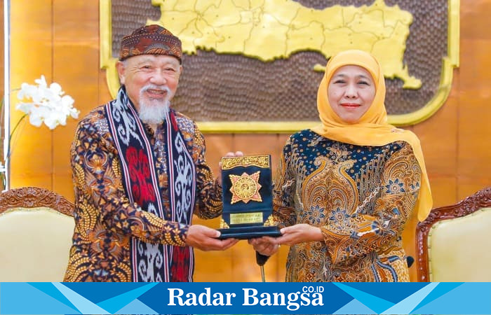 Gubernur Jawa Timur Khofifah Indar Parawansa bersama Chairman The Nippon Foundation, Yohei Sasakawa, dalam momen penyerahan cendera mata usai pertemuan strategis di Gedung Negara Grahadi, Surabaya.Rabu malam (9/7). | Foto.Dok  Adpim/Ho RadarBangsa