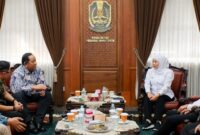Gubernur Jawa Timur Khofifah Indar Parawansa berdiskusi dengan Executive General Manager Pertamina Patra Niaga Regional Jatimbalinus, Aji Anom Purwasakti, membahas percepatan distribusi BBM ke Jember, Rabu (30/7/2025). (foto Dok Ho/RadarBangsa)