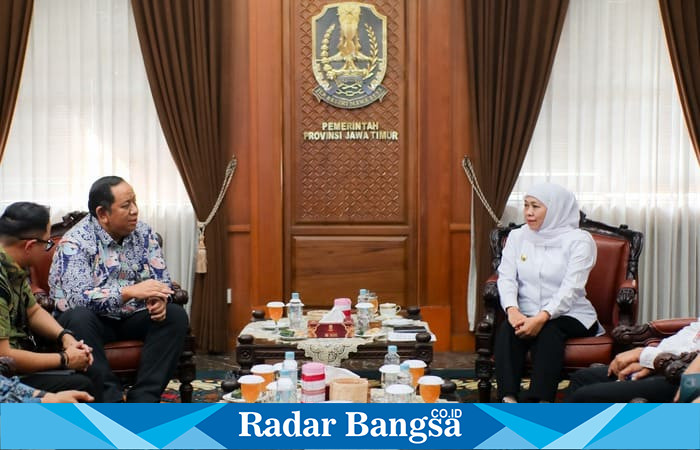 Gubernur Jawa Timur Khofifah Indar Parawansa berdiskusi dengan Executive General Manager Pertamina Patra Niaga Regional Jatimbalinus, Aji Anom Purwasakti, membahas percepatan distribusi BBM ke Jember, Rabu (30/7/2025). (foto Dok Ho/RadarBangsa)