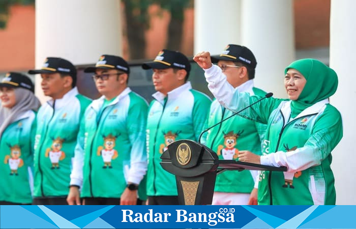 Gubernur Jawa Timur Khofifah Indar Parawansa saat melepas kontingen Jatim untuk FORNAS VIII di Gedung Negara Grahadi, Surabaya, Minggu (20/7). | Foto Dok Ho /RadarBangsa