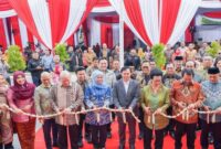 Gubernur Jawa Timur Khofifah Indar Parawansa bersama Ketua DPD RI Sultan Baktiar Najamudin, Wakil Gubernur Emil Elestianto Dardak, dan sejumlah anggota DPD RI saat prosesi peresmian Kantor DPD RI Provinsi Jawa Timur di Jalan Jemur Andayani I, Surabaya, Jumat (18/7/2025). Gedung ini berdiri di atas lahan hibah Pemprov Jatim dan dibangun menggunakan APBD senilai Rp16,277 miliar. | Foto Dok Adpin /Ho RadarBangsa