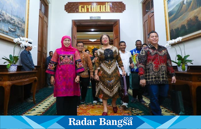 Gubernur Jawa Timur Khofifah Indar Parawansa menerima kunjungan kerja Komite II DPD RI di Gedung Negara Grahadi, Rabu (2/7) malam. | Dok Foto Ho/ RadarBangsa