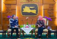 Gubernur Jawa Timur Khofifah Indar Parawansa menerima kunjungan Konsul Jenderal Jepang di Surabaya, Mr. Takonai Susumu, di Gedung Negara Grahadi, Senin (28/7/2025). (Foto Dok Ho/RadarBangsa)