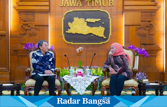 Gubernur Jawa Timur Khofifah Indar Parawansa menerima kunjungan Konsul Jenderal Jepang di Surabaya, Mr. Takonai Susumu, di Gedung Negara Grahadi, Senin (28/7/2025). (Foto Dok Ho/RadarBangsa)
