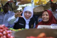 Gubernur Jawa Timur Khofifah Indar Parawansa meninjau harga bahan pokok di Pasar Tanjung, Jember, Kamis (31/7/2025), memastikan stabilitas harga dan distribusi logistik tetap terjaga pasca kelangkaan BBM. ist