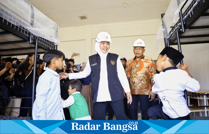 Khofifah menyapa siswa Sekolah Rakyat Ponorogo. Dengan konsep boarding school, sekolah ini jadi harapan baru bagi anak-anak dari keluarga tidak mampu. (Foto Dok Adpim/RadarBangsa